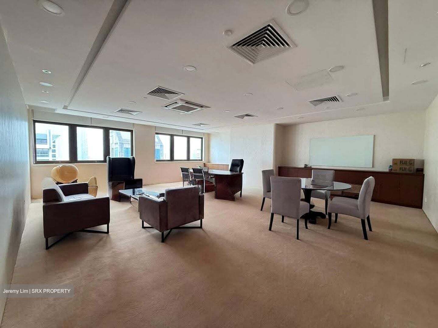 Palais Renaissance (D9), Office #632373341